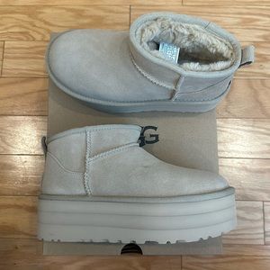 UGG Ultra Mini Platform in Mustard Seed Size: 6